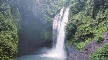 AIR TERJUN ALING-ALING, KEINDAHAN ALAM TERSEMBUNYI DI DESA SAMBANGAN